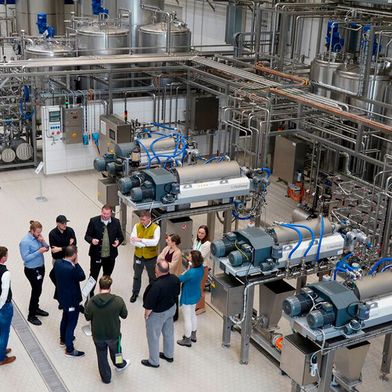 Im neuen Flottweg Process Center werden kundenspezifische Trennverfahren unter realistischen Bedingungen getestet und optimiert. (Bild: Flottweg)