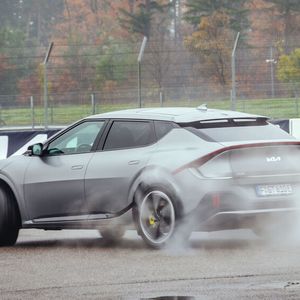 Unfreiwillige Dreher sind im EV6 GT mit deaktiviertem ESP normal.(Bild:  Kia/Fred Roschki)