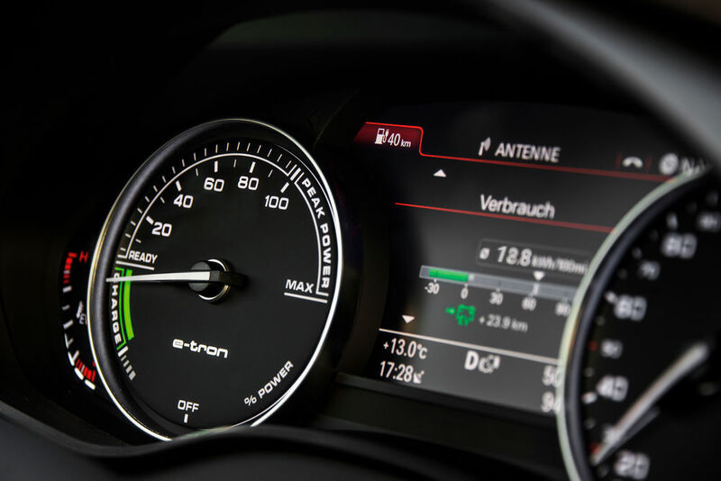... in dem ein Powermeter das Maß der Leistungsabgabe und der Rekuperation anzeigt. (Audi)