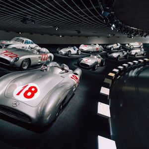Schwestermodell: Mercedes-Benz W 196 R Grand-Prix-Rennwagen mit Stromlinienkarosserie im Mercedes-Benz Museum, Raum Mythos 7 (Silberpfeile – Rennen und Rekorde). Dieser war das Siegerfahrzeug mit Juan Manuel Fangio am Steuer, Startnummer 18, beim Großen Preis von Italien in Monza am 11. September 1955.(Bild:   Mercedes-Benz Group AG)