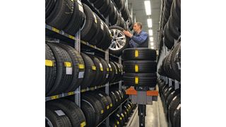 Mit dem Hubfahrzeug erreicht der Lagermitarbeiter bis zu sieben Einlagerungsebenen. Er kann die Komletträder bequem und kräfteschonend ein- und auslagern. (Bild: T.Hein)