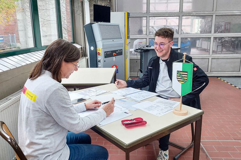 Marco Schlencker aus Sachsen hat gut Lachen: Er erklärt der Expertin Isabel Rust, welche Informationen er im Rahmen einer Fahrzeugbewertung ermittelt. (Bild: Weinschenk – VCG)