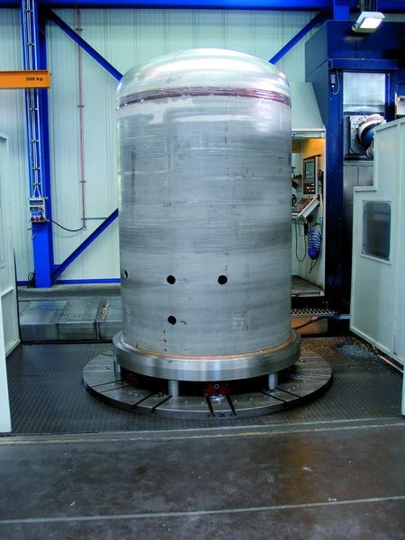 Ein Karussell-Drehtisch mit 2500 mm Durchmesser, einer Traglast von 25 t und Drehzahlen bis 80 min—1 ermöglicht die Drehbearbeitung und die fünfseitige Fräsbearbeitung eines Werkstückes in einer Aufspannung. (Archiv: Vogel Business Media)