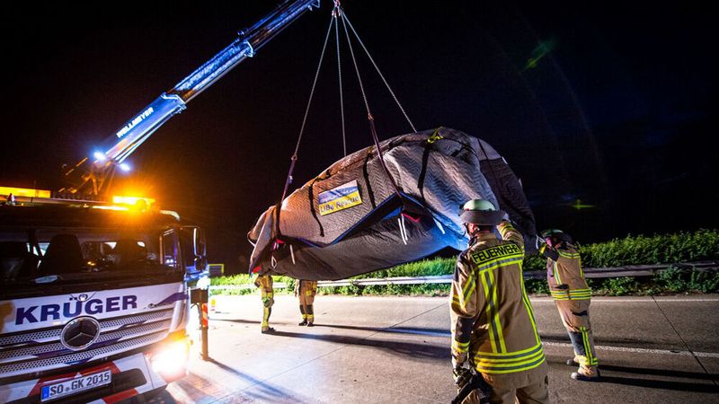 Sieger in der Kategorie Workshop & Service Solutions sowie beim Green Award: die Gel Koh GmbH – Das Bergesystem LiBa Rescue für E-Fahrzeuge funktioniert ähnlich wie eine Löschdecke und ist hitzebeständig bis 1.500 Grad Celsius. Im Brandfall wird das verunfallte Fahrzeug auf die Decke geschoben und in sie eingeschlagen. Chemische Reaktionen in der Batterie kann das zwar nicht verhindern, die Entflammung brennbarer Stoffe des Fahrzeugs wird durch Sauerstoffmangel jedoch behindert. Das kann einen Totalschaden des Fahrzeugs abwenden.  (Bild: GelKoh GmbH)