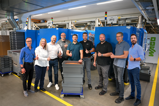 Das Projektteam v.l.n.r.: Rui Gomes (GLN Group-Famolde), Viktor Arndt, Alexander Sudermann und Eduard Wallmann (Wago), Jens Hartwig (Ewikon), Sebastian Meyer, Kerstin Krallmann und Viktor Löwen (Wago) sowie Marcio Felicio (Euro-Cumsa).(Bild:  Ewikon)