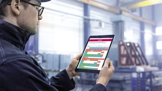 (Smarte und innovative Personalwirtschaft und Einsatzplanungen. Bild: Gorodenkoff/Shutterstock)