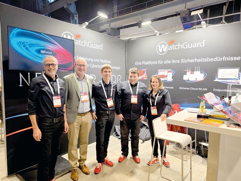 Unverkennbar und immer positiv gestimmt ist das WatchGuard-Team: (v. l.) Michael Haas, Andreas Stemberg (ALSO), Jonas Spieckermann, Dirk Albrecht und Katja Dahl (Bild: Vogel IT-Medien GmbH)