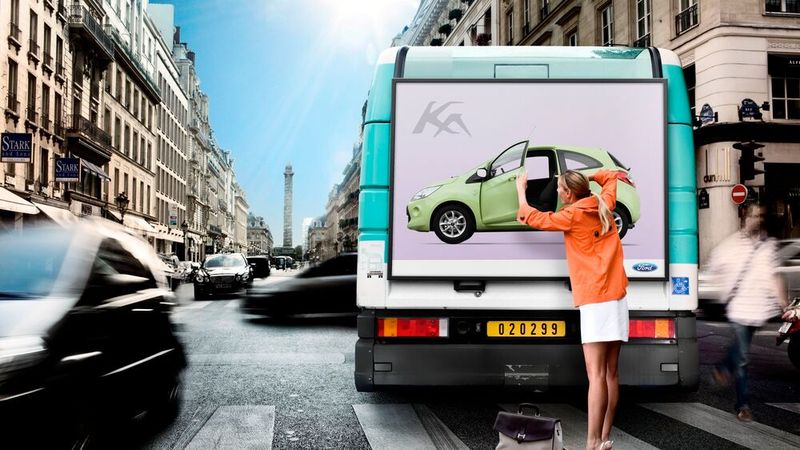 Art Car: Künstler veredelten schon die erste Generation des Ford Ka, hier die Neuauflage von 2008. In Zusammenarbeit mit dem Künstler HA Schult entstand in einer Kleinserie von 50 Stück der Kugel-Ka, ein schwarzer Ka, auf dessen Seiten Köllns Severinsbrücke mit Airbrush und Auf der Motorhaube Schults Weltkugel verewigt wurde, ein Kunstobjekt in Form eines teililluminierten Globus, das zunächst auf einem Brückenpfeiler der Kölner Severinsbrücke stand und später auf dem Dach eines Versicherungsgebäudes am Kölner Rheinufer Platz fand. Der Schaltknauf des Kugel-Ka war eine in Kunstharz gegossene Miniatur der Schult’schen Weltkugel. Für das Airbrush wurde unter anderem Kölner Brückengrün verwendet.  (Bild: Ford AG)