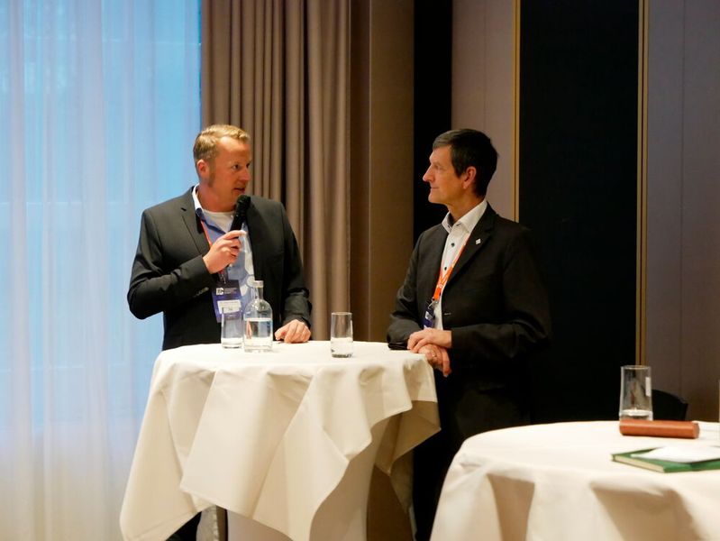 Gemeinsam mit Professor Peter Radgen (Universität Stuttgart) und Dr. Fiete Dubberke (Westfalenwind IT)… (Bild: Vogel IT-Medien GmbH)