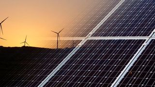 Erneuerbare Energien, wie hier die Photovoltaik, sollen künftig mit noch weit größerer Dynamik ausgebaut werden. (gemeinfrei)