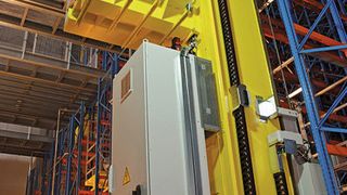 Schwingungen eliminiert: Auch in Masthöhen von 50 m und mehr bleibt mit dem System Guidelok Slimline von Igus die Energiekette sicher in der Spur.  Bild: Igus (Archiv: Vogel Business Media)