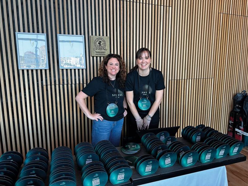 Kelly Friend (l.) und Becky Duffus (WithSecure) begrüßen die Gäste. (Bild: Vogel IT-Medien )