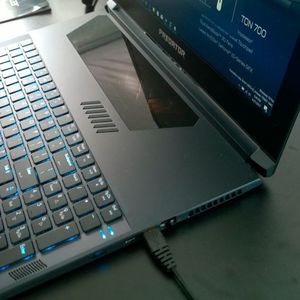 Das Acer Predator Triton 700 bietet eine mechanische Tastatur. Das Fenster über dem Keyboard zeigt nicht nur den Lüfter und die Heatpipes, seine rechte Hälfte dient gleichzeitig als Touchpad.