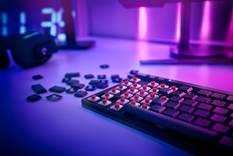 Die werkseitig geschmierten Tastenschalter sind sehr flach. Der Gesamtweg beim Tastendruck beträgt 3,2 mm.  (Bild: Logitech)