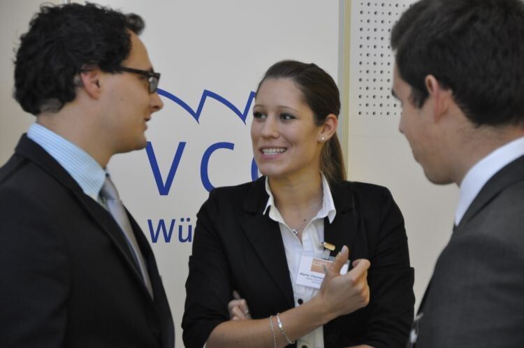 Marie-Therese Seefelder, Mobile.de-Super-Praktikantin und Studentin der Automobilwirtschaft, im Gespräch mit ihren Kommilitonen. (Foto: Richter)
