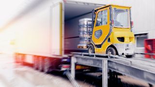 Wenn ungenügend gesicherte Bierfässer oder -kisten beim Transport den Lkw beschädigen und dem Frachtführer dieser Mangel bei Ladungsübernahme bekannt war, haftet der Transportkunde nicht für Sach- und/oder Personenschäden. (Bild: © Parilov – stock.adobe.com)