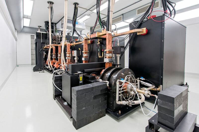 Drei Beschleunigereinheiten der neuen „Munich Compact Light Source“ für die Erzeugung von hochbrillanten Röntgenstrahlen. (Bild:Andreas Heddergott / TU München)