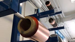 Die beschichteten Folien werden zu sogenannten Elektrodencoils aufgerollt. Diese Rollen sollen in Zukunft mit dem neuen Verfahren im Ganzen nachgetrocknet werden. (Hochschule Landshut)