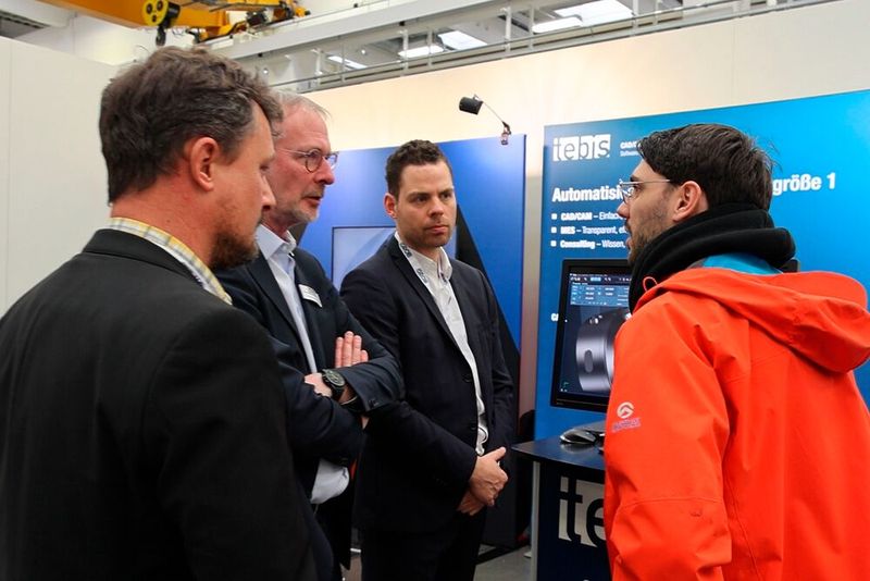 Auch an den Partnerständen - hier beim CAD/CAM-Spezialisten Tebis - standen konkrete Anwendungsfälle im Fokus. Die Besucher nutzten die Gelegenheit zum Austausch mit kompetenten Experten auf der Messe intensiv. (Bild: Maschinenmarkt/rw)