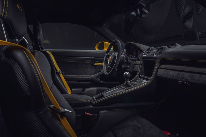 Der Innenraum ist extra sportlich ausstaffiert. (Porsche)