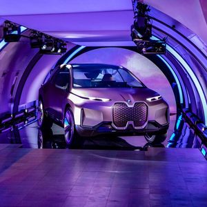 Wie man sich diese Zukunft auf vier Rädern vorstellt, präsentierte BMW auf dem Münchener Flughafen im Bauch eines Cargo-Fliegers der Lufthansa.(Bild:  BMW)