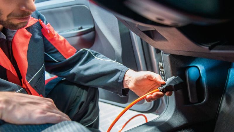 Ob wie aktuell mit dem HU-Adapter oder künftig auch „over the air“: Die Prüforganisationen sehen den Zugang zu sicherheits- und umweltrelevanten Fahrzeugdaten als unerlässlich an.(Bild:  KÜS)