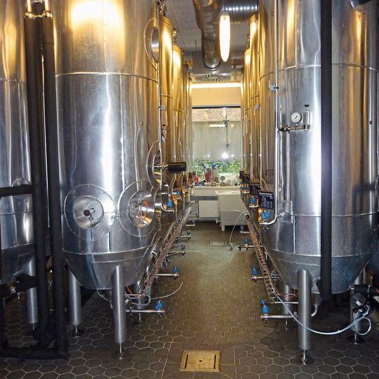 Um zu verhindern, dass glykolbasierte Kältemittel bei der Gärtankkühlung zu Fehlschaltungen führen, hat Bürkert bei der Versuchs- und Lehranstalt für Brauerei in Berlin (VLB) neue Element-Prozessventile (Typ 8801) eingesetzt.(Bild:  Bürkert Fluid Control Systems)