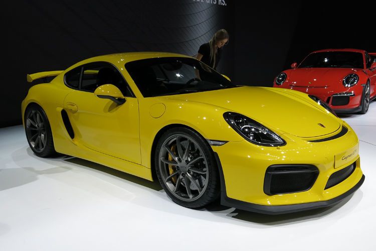 Der Porsche Cayman Typ 981c ist die zweite Generation des Porsche Cayman und teilt sich eine technische Plattform mit dem Porsche Boxster (Typ 981). Das Modell wurde im November 2012 auf der LA Auto Show vorgestellt. Hier ist die leistungsstärkste Variante der Cayman GT4 mit 385 PS zu sehen. (Genfer Auto-Salon 2015 (Foto vom ersten Pressetag) / Norbert Aepli, Switzerland / CC BY 4.0)