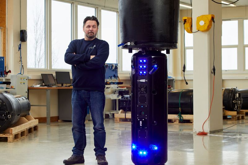 Mehr als 250 seiner patentierten Unterwasserroboter bewachen mittlerweile norwegische Fischfarmen. Sie spüren die Schädlinge auf und löschen sie aus. So schützen sie die Fische ohne Einsatz von Chemikalien. Das Gerät „Stingray“ tötet die Seeläuse mit Lichtstrahlen, ohne das Wirtstier oder die Umwelt zu schädigen.  (EPO/Heinz Troll)
