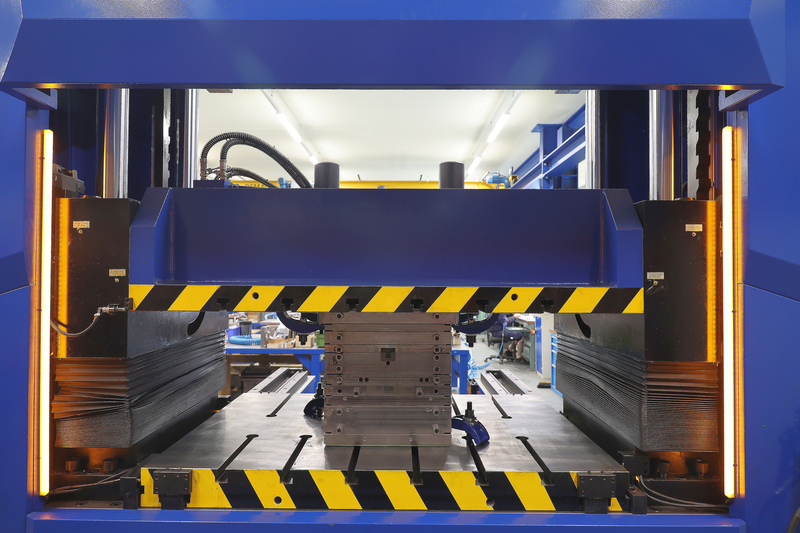 Prasa do nakładania powłok HMG 70XS1510 chińskiego producenta SXKH łączy w sobie wszystkie funkcje potrzebne konstruktorom narzędzi w firmie HPF, a jednocześnie charakteryzuje się bardzo kompaktową budową. O decyzji o zakupie zadecydowała cena zakupu – oraz zaufanie do jakości sprawdzonych, międzynarodowych komponentów kluczowych.(Bild:  Pergler Media)