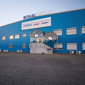 Seit 1990 gehört die Alron Lda. zur Ronal Group. Der Standort im portugiesischen Murtede beliefert die Produktionswerke mit Aluminiumniederdruckgusswerkzeugen und -formen für die Herstellung von Leichtmetallrädern.