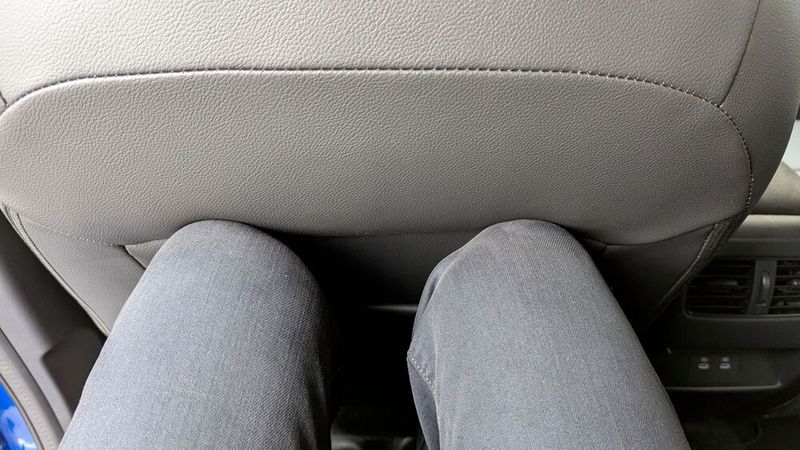 Insassen mit einer Körpergröße über 1,80 Meter können im Qashqai durchaus an den Vordersitz stoßen. (Bild: Rosenow – VCG)