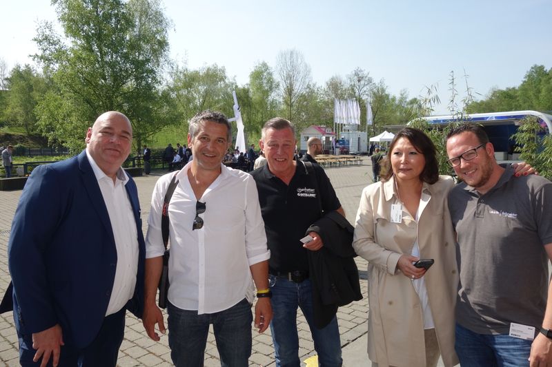 Strahlende Gesichter (v. l.) Oliver Gorges, cop software+ services, Dieter Rahe, APC, Thomas Welp, IC Intracom, Miriam Franke, Western Digital, und Stefan Knerrich, APC. (Bild: IT-BUSINESS)