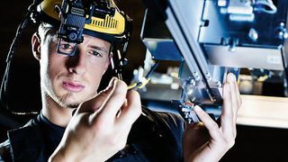 Per Headset mit See-Through-Display und integrierter Kamera kann der Servicemitarbeiter vor Ort live mit der Supportzentrale kommunizieren. (Bild: Knapp; KANIZAJ MARIJA-M.)