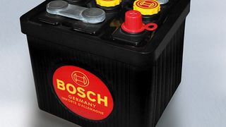 Die optisch „alten“, aber technisch modernen Bosch-Batterien gibt es nun auch mit 12 Volt. (Foto: Bosch)