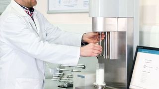 Gemeinsam mit Gea hat Freeman Technology einen messbaren Parameter gefunden, mit dem sich der Granulierungsprozess steuern lässt – die Basisströmungsfähigkeitsenergie (BFE). (Freeman)