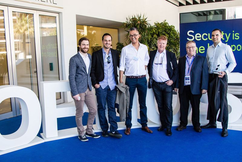 Quentin Duval (3. v. l.) von Sophos empfängt seine Gäste (v. l.): David Hasler (Avanet), Patrizio Pennella (Avanet), Jörg Augustin (HSL), Martin Wälchli (Wagner) sowie Dieter Huber (Infinigate) (Bild: www.hamann.photo)