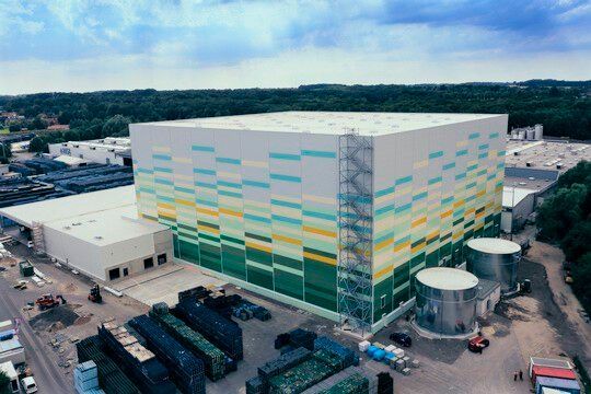 Blick auf das jüngst eingeweihte Hochregallager von Vilsa-Brunnen in Bruchhausen-Vilsen. Es gilt als das größte seiner Art in Norddeutschland. Zigtausend Paletten können dort gelagert und bis zu 18 Lkw pro Stunde beladen werden. Dabei sei der Betrieb auch noch nachhaltig.(Bild:  Vilsa-Gruppe)