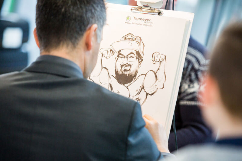 Karikaturist Roberto Freire sorgte für ein paar unverwechselbare Erinnerungsstücke. (Tiemeyer)