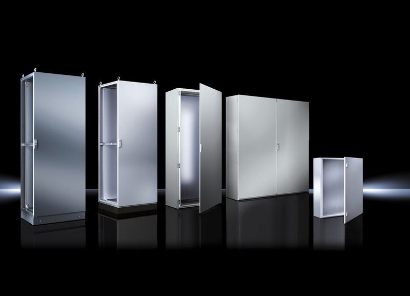 Bild 4: Die unterschiedlichen Rittal-Schaltschranksysteme haben eines gleich – ein standardisiertes Fertigungs- und Lackierverfahren. (Bild: Rittal)