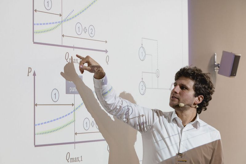 Thomas Hieninger, Projektleiter bei Envicon: Algorythmische Steuerung bei Pumpe schafft Voraussetzungen für energieoptimierten Betrieb.  (Bild: Stefan Bausewein)