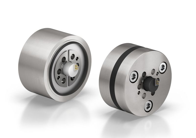Der Dehnungsmessstreifen-Kraftsensor (DMS) (links) und der piezoelektrische Kraftsensor (rechts) sind ausschliesslich für den Einsatz in Kombination mit dem elektromechanischen Fügemodul NCFx Pro Typ 2164A von Kistler entwickelt. (Bild: Kistler Gruppe)