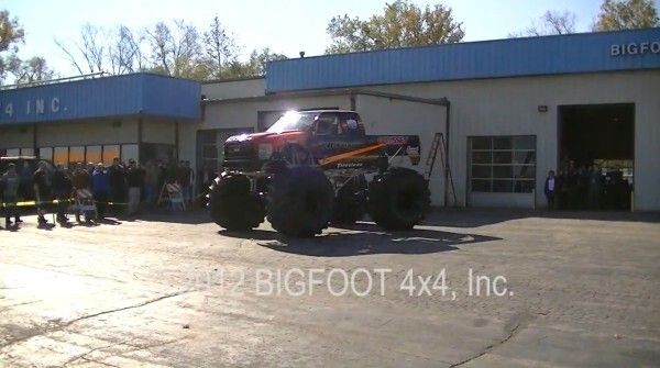 Der Bigfoot 20: der weltweit erste Monstertruck mit Elektroantrieb macht mit über 260 kW und 1100 Nm Autos umweltschonend platt (Bild: Bigfoot 4x4 Inc.)