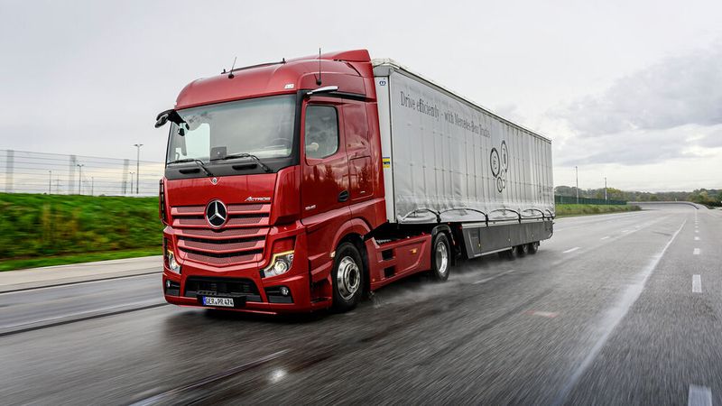 Bereits im November 2020 hatte Premierminister Boris Johnson für 2030 ein Verkaufsverbot klassischer Diesel- und Benzinerautos angekündigt: Jetzt will die Regierung auch ein Aus für Verbrenner-Lkw.(Bild:  Daimler Truck)