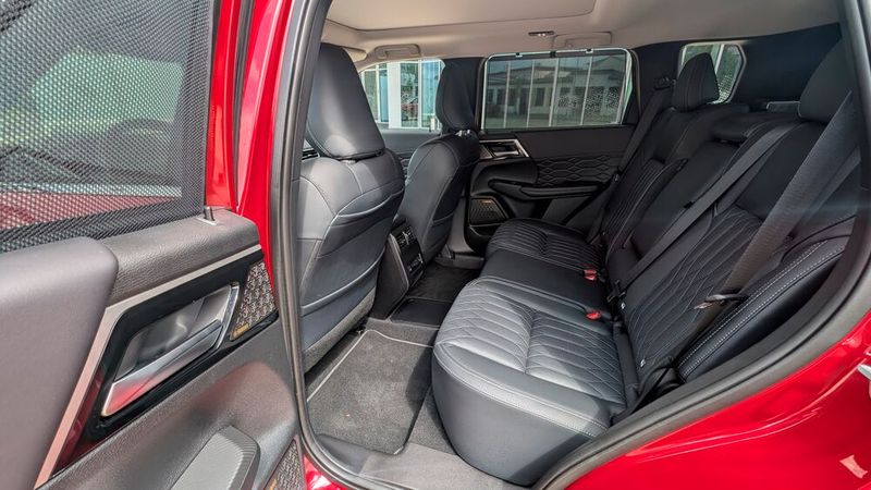 9. Das Platzangebot hinten: Das großzügige Platzangebot zählt zu den Stärken des 4,7 Meter langen SUVs. Nicht nur auf den vorderen Sitzen, sondern auch im Fond reist man dank der üppigen Kopf- und Beinfreiheit komfortabel. Nur wenn drei Personen in der zweiten Sitzreihe Platz nehmen, wird es eng. (Bild: Mauritz – VCG)