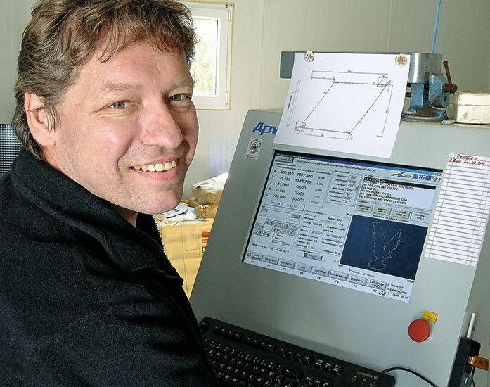 Hermann Späth, Inhaber der Firma Hermann Späth – Ideen aus Metall im baden-württembergischen Erbach, an der Steuerung seiner neuen CNC-3D-Wasserstrahlschneidmaschine von Bogacki. (Bild: Kuhn)
