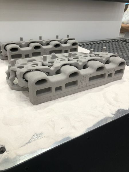 Die Fertigungslinie mit integrierten Voxeljet VX1300-X 3D-Druckern und vollautomatisierten Entpacklösungen sowie Mikrowellen zur Aushärtung der Kerne von Loramendi bietet die Lösung für BMWs Hochleistungsmotoren. (Bild: Vogel Communications Group/Juliana Pfeiffer)