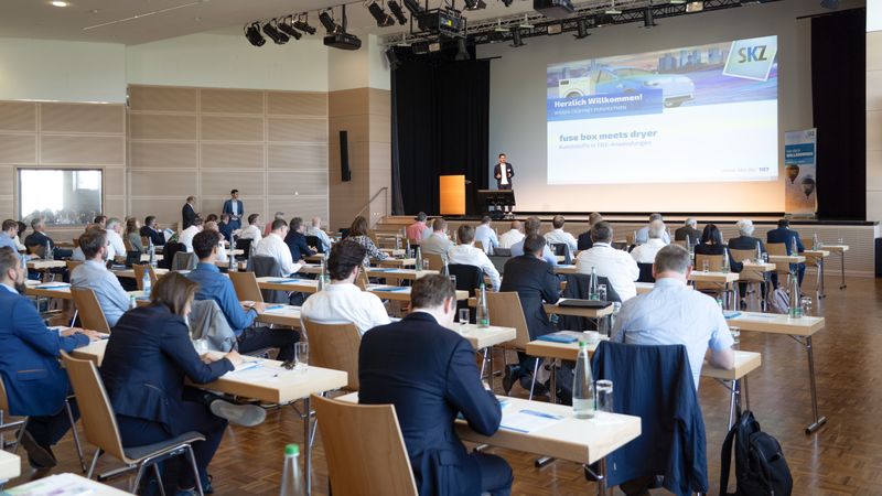 Die SKZ-Fachtagung „fuse box meets dryer – Kunststoffe in E/E Anwendungen“ am 28. und 29. April 2026 in Würzburg zeigt praxisnah, wie Kunststoffe den steigenden Anforderungen in Elektrik und Elektronik gerecht werden.(Bild:  SKZ)