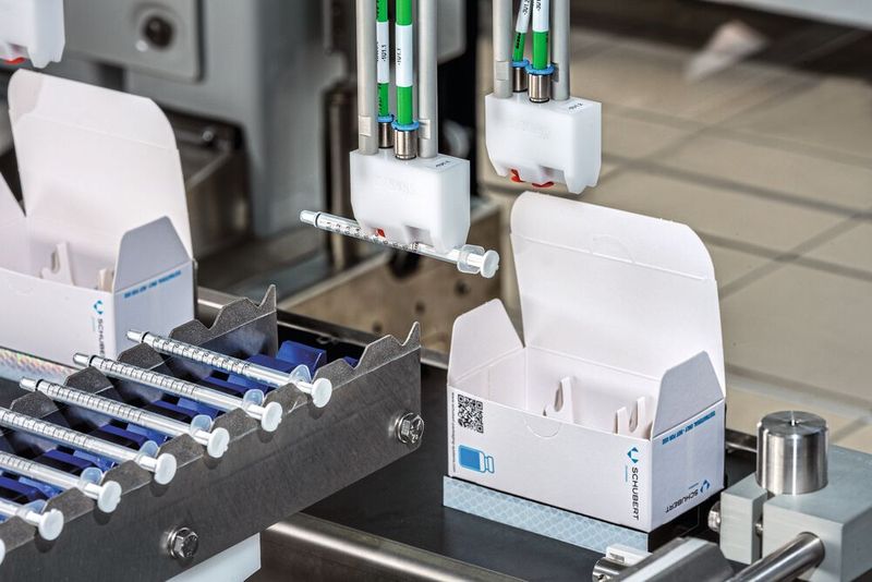 Ein Roboter entnimmt jeweils eine Pipette für eine Schachtel mit einem Vial.  (Bild: Frieder Daubenberger)