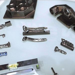 Das Spektrum der Werkstücke, die auf den DMG-Mori-Maschinen hergestellt werden, reicht von großen Formenbauteilen bis zu kleinsten medizintechischen Produkten.(Bild:  Maschinenmarkt)